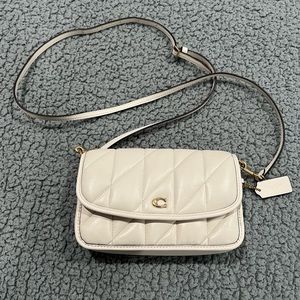 Small cream COACH shoulder purse.